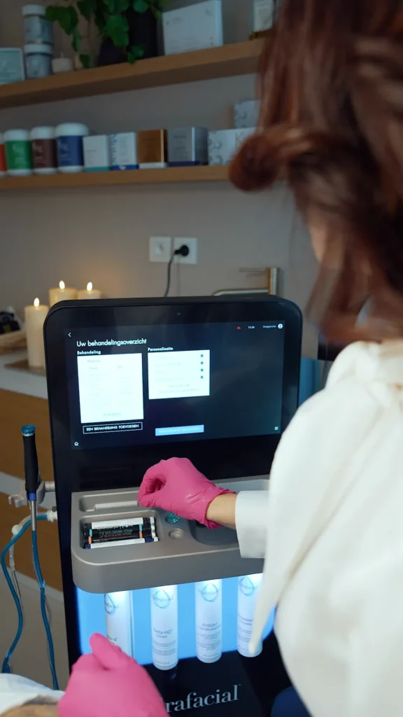Het Hydrafacial toestel met de flacons voor de verschillende stappen van de behandeling