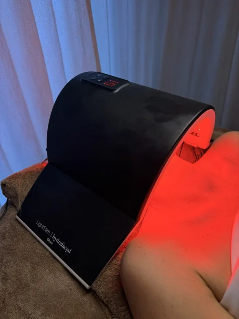 Rood licht van een LED lamp tijdens een behandeling op de behandeltafel