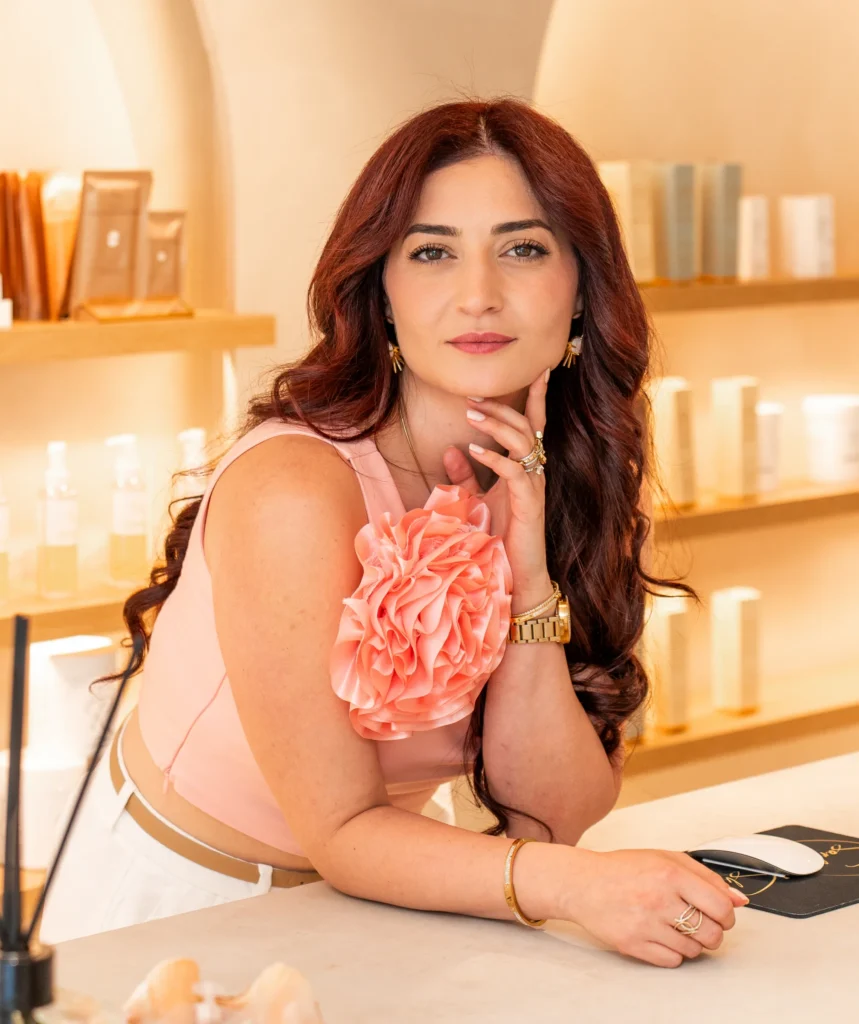 Portret van Marin Sarkisian aan de balie van Sarkisian Skin Institute