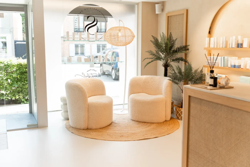 Lichte wachtruimte van Sarkisian Skin Institute in Schilde met ronde fauteuils en warme verlichting