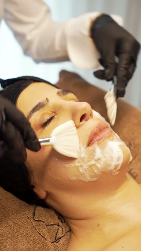 Een CO2-masker wordt met een waaierkwast aangebracht tijdens een carboxytherapie