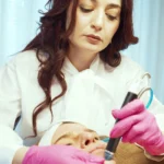 Marin Sarkisian behandelt een klant met het Hydrafacial-handstuk