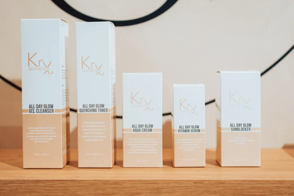 KRX All Day Glow-lijn op het schap in het salon, met links de gel cleanser