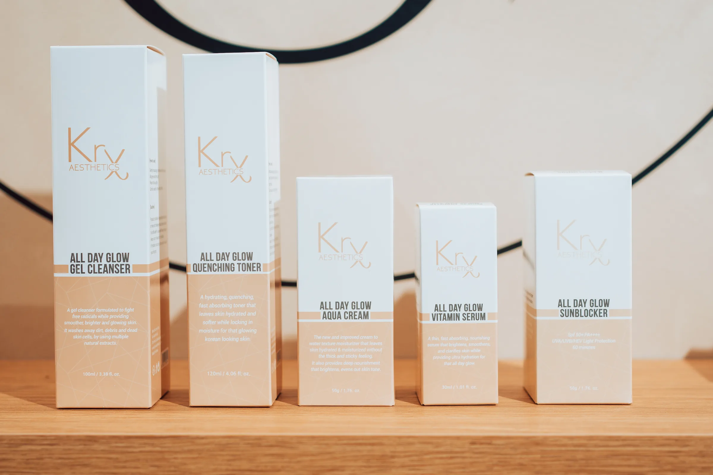 KRX All Day Glow-lijn op het schap in het salon, met links de gel cleanser
